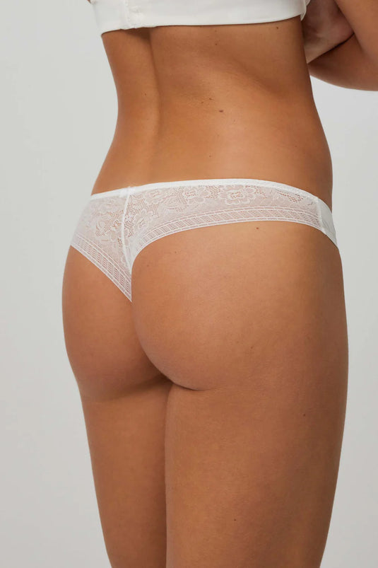 Ysabel Mora tanga de encaje