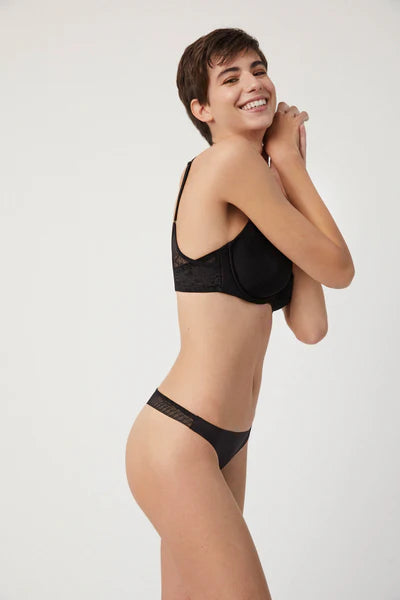 Ysabel Mora tanga de encaje